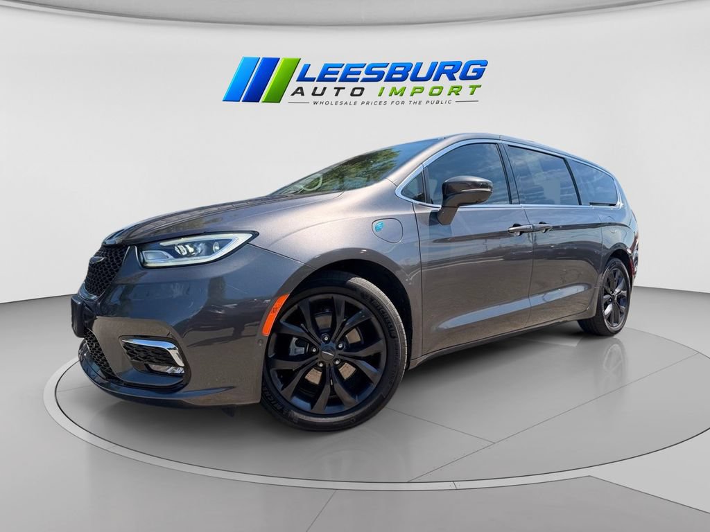 Used 2022 Chrysler Pacifica Touring-L w/ Uconnect Theater Family Group FWD image 2