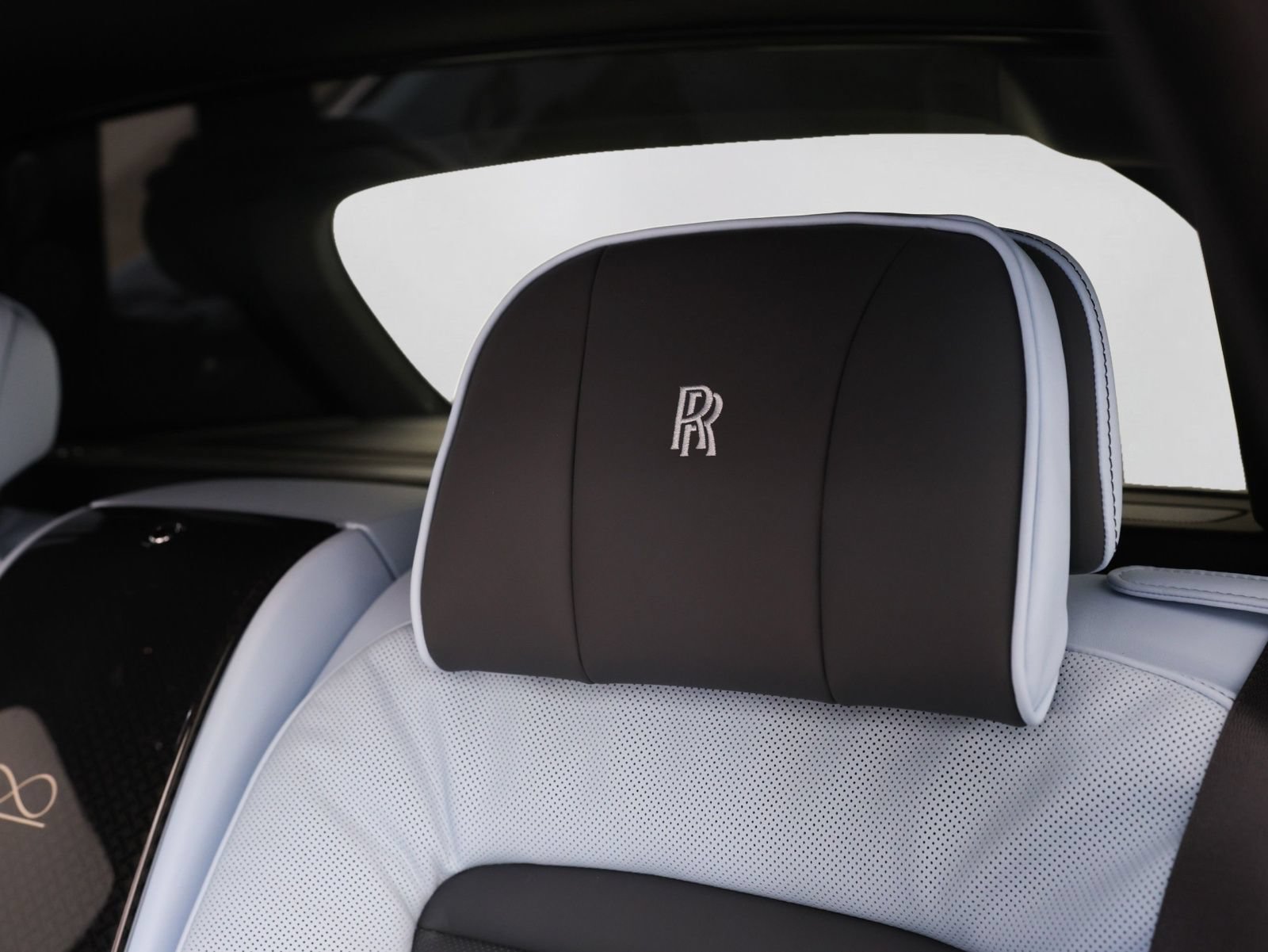 Certified 2025 Rolls-Royce Cullinan Black Badge AWD/4WD image 45