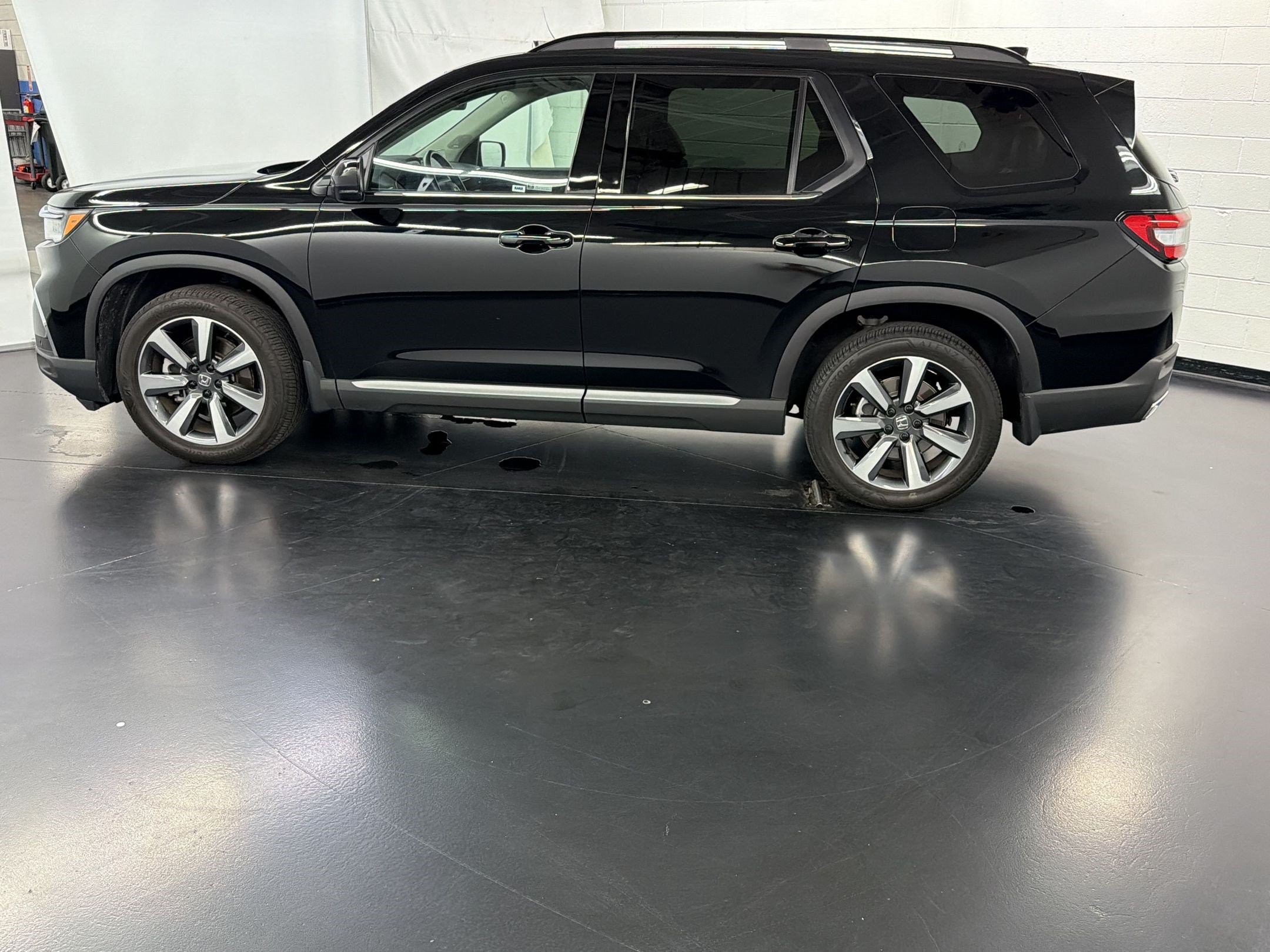 Certified 2025 Honda Pilot Touring image 2