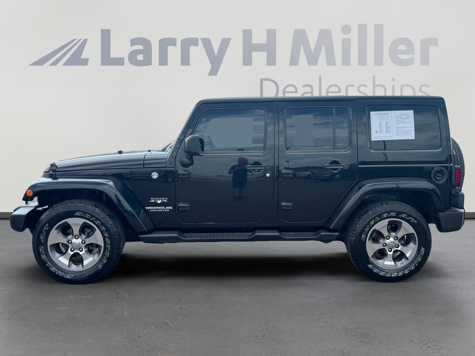 Used 2016 Jeep Wrangler Unlimited Sahara w/ Connectivity Group AWD/4WD image 2