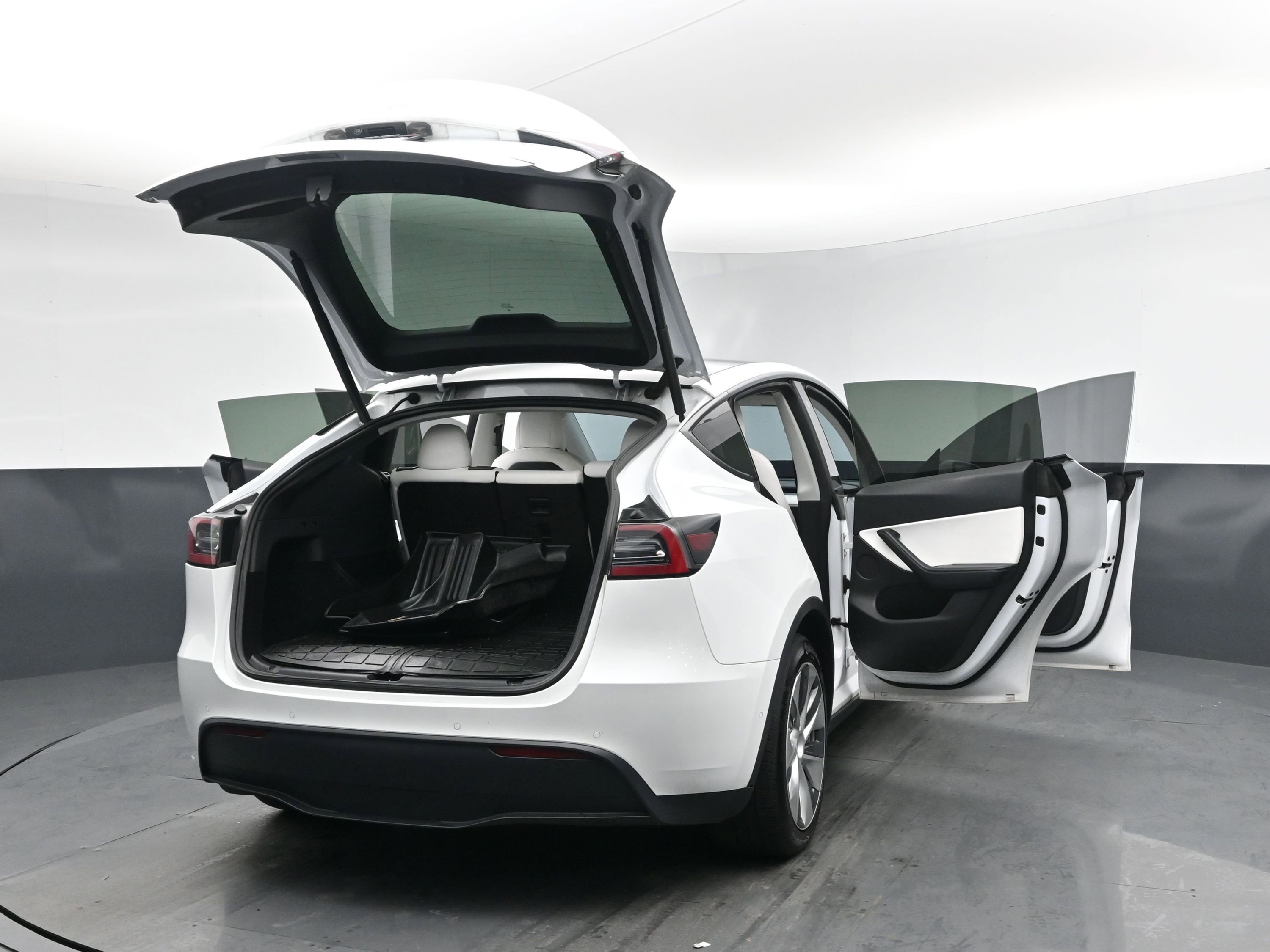 Used 2021 Tesla Model Y Long Range image 25