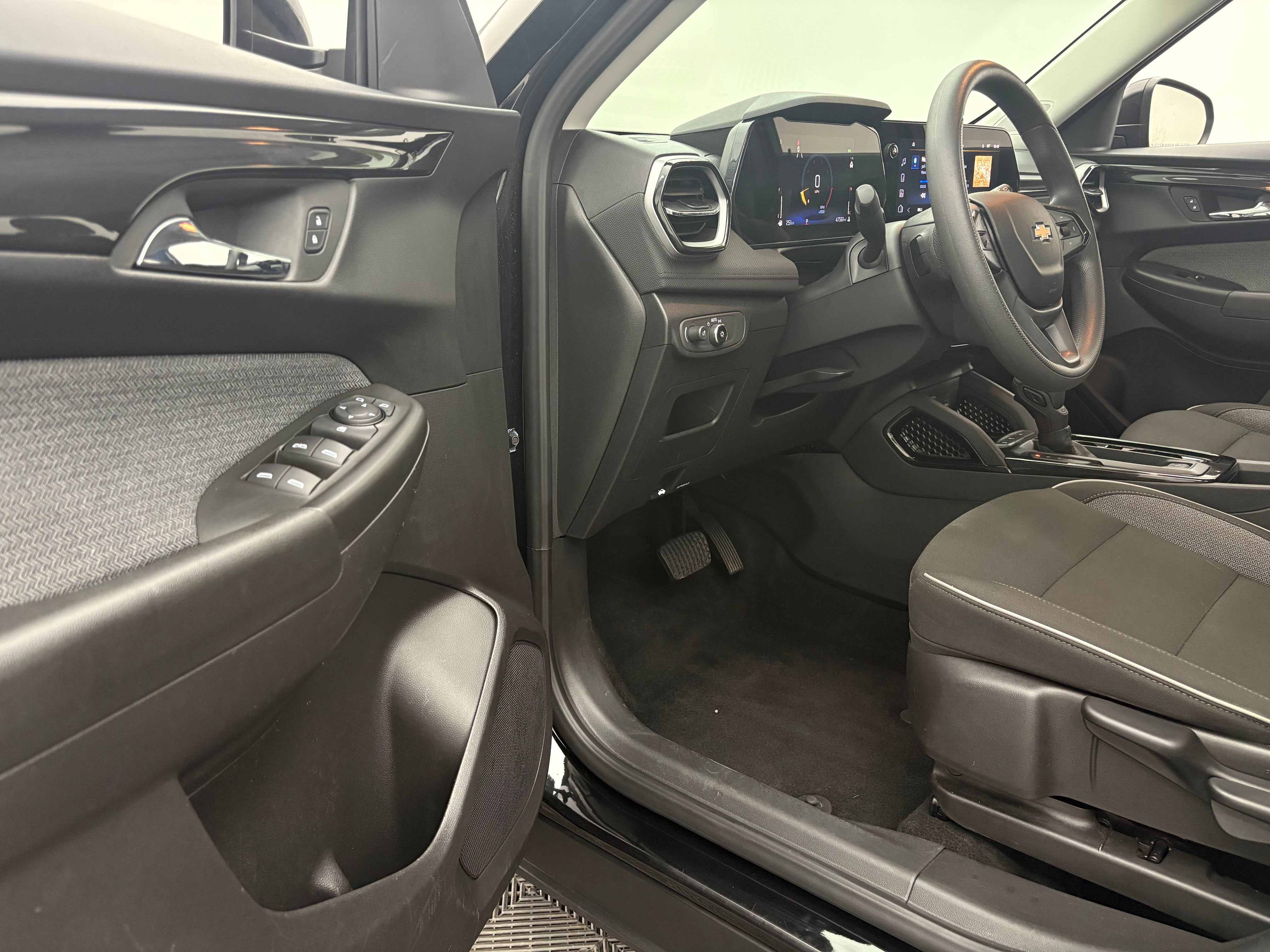 Used 2025 Chevrolet TrailBlazer LT FWD image 13