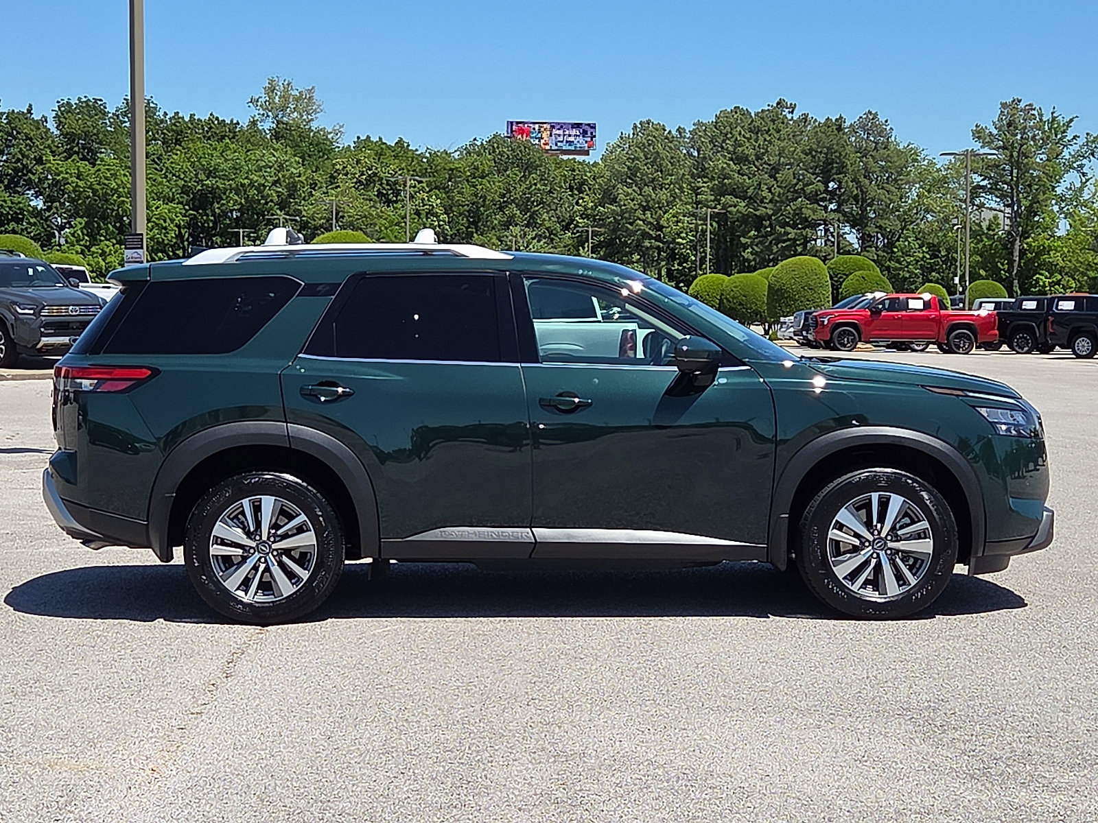 Used 2025 Nissan Pathfinder SL FWD image 6