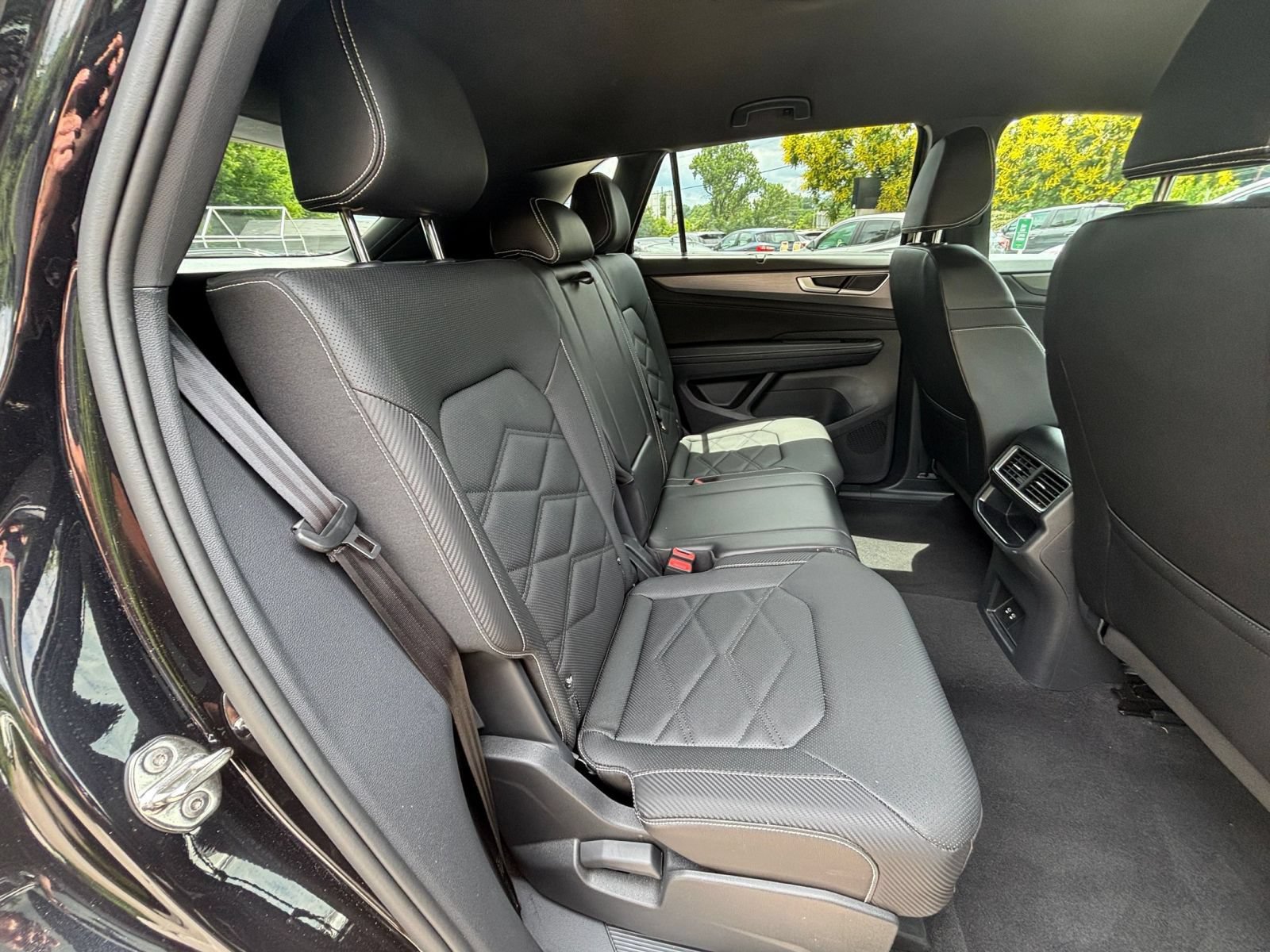 Used 2025 Volkswagen Atlas Cross Sport SE FWD image 40