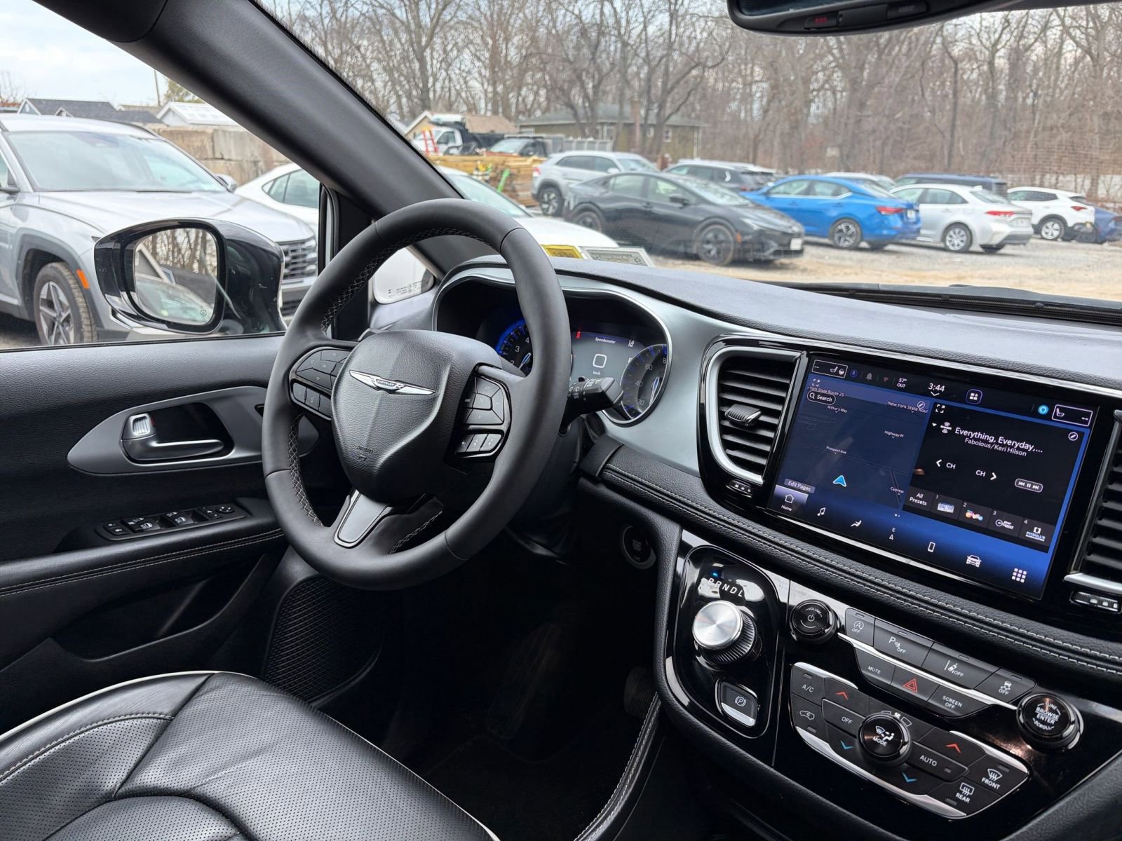 Used 2025 Chrysler Pacifica Limited image 38