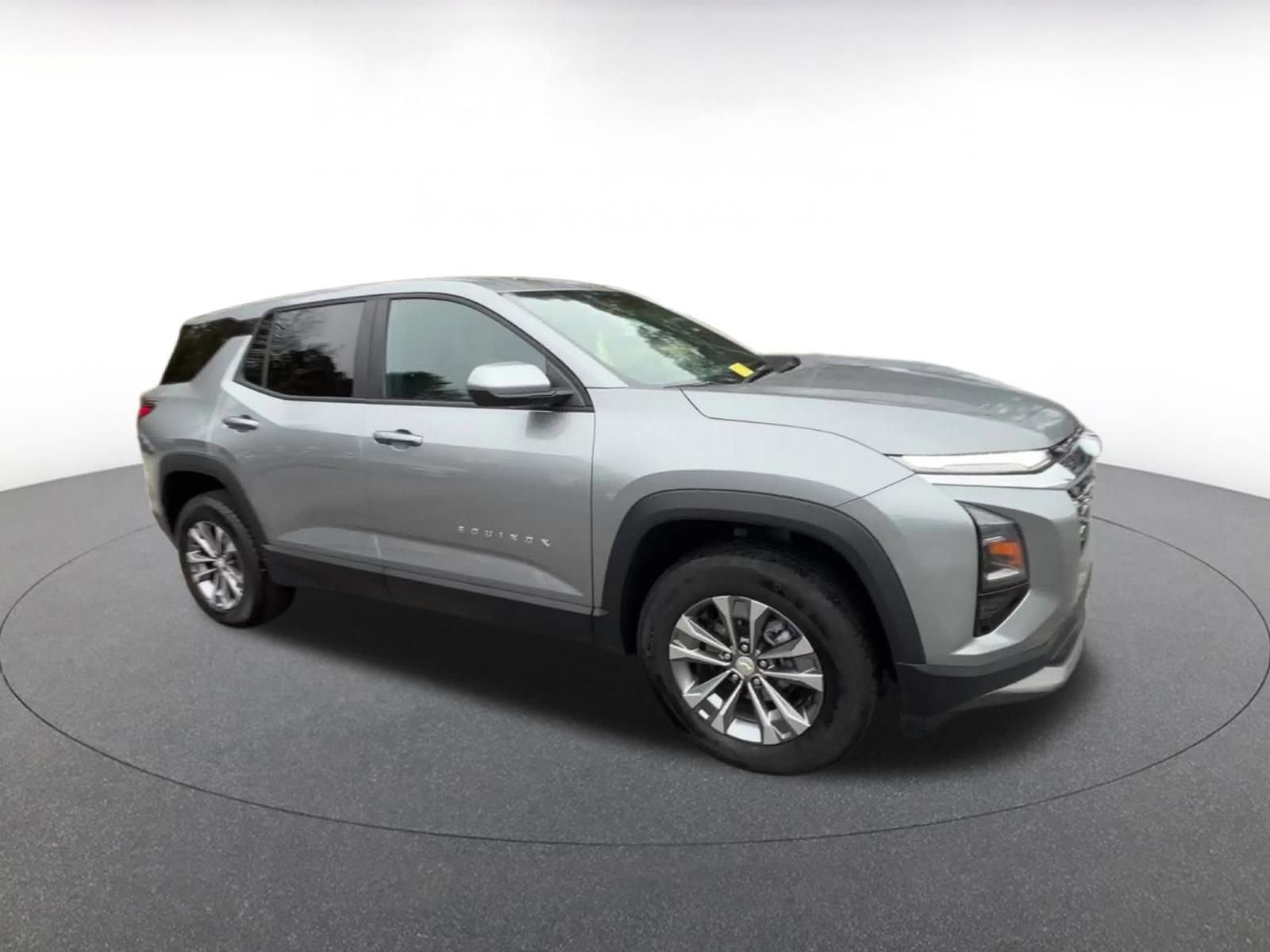 Used 2025 Chevrolet Equinox LT image 2