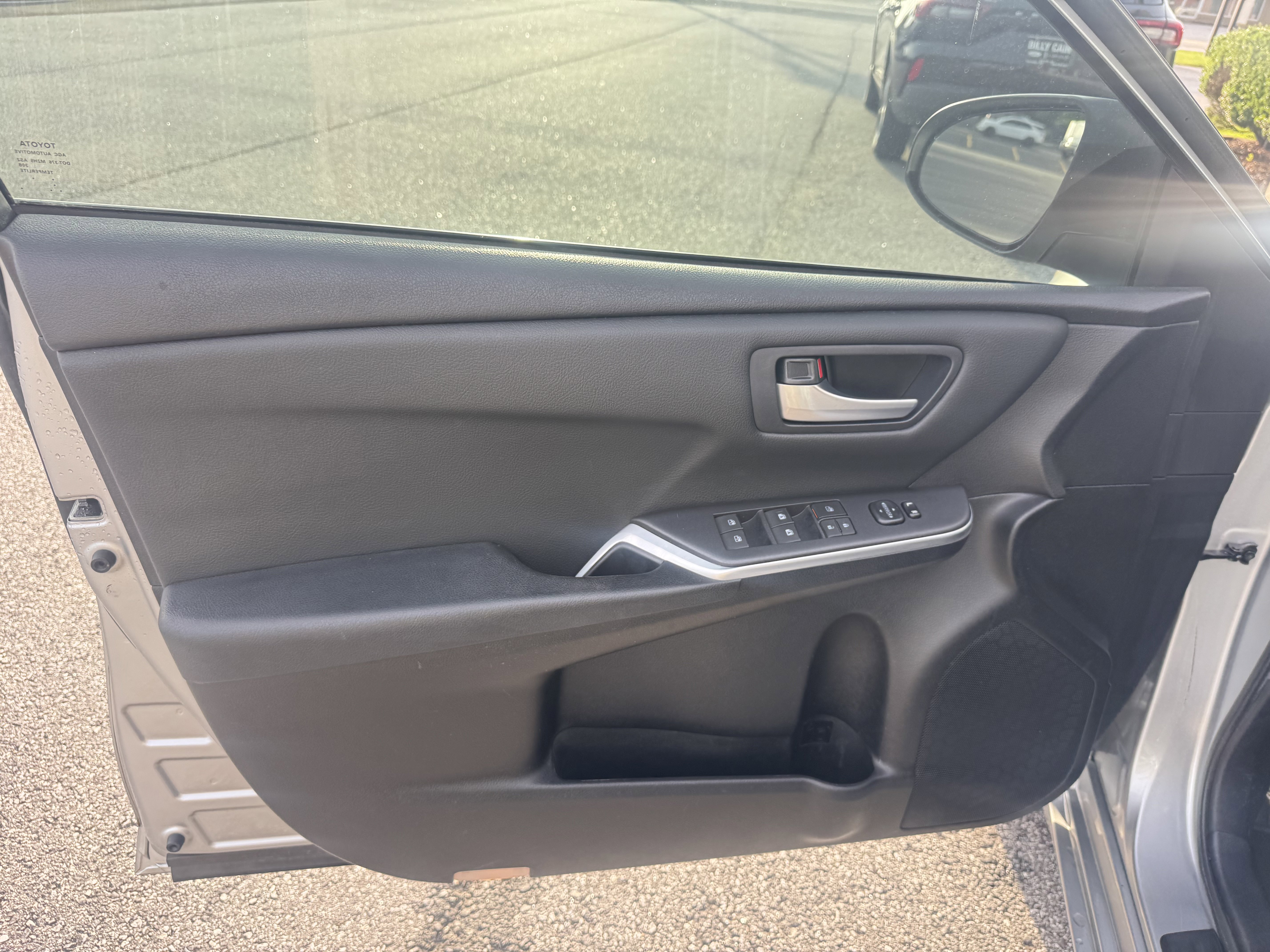 Used 2015 Toyota Camry LE FWD image 6