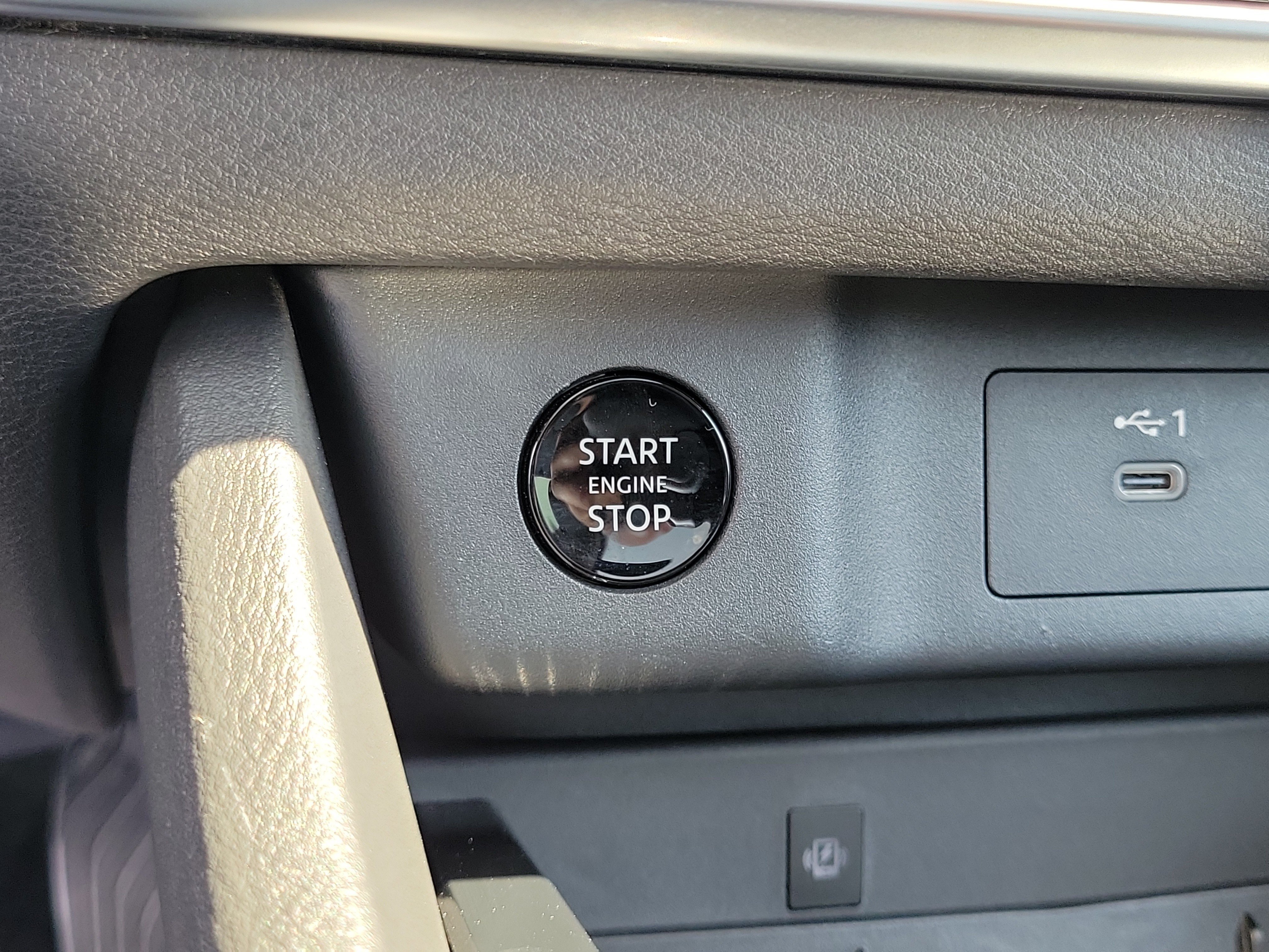 Certified 2025 Nissan Rogue SL w/ Tech Package AWD/4WD image 28