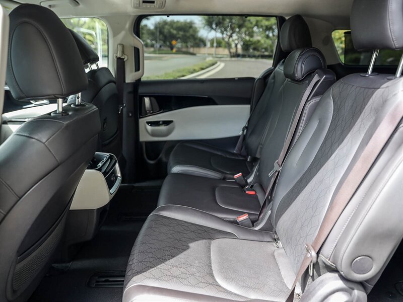 Used 2024 Kia Carnival EX FWD image 24