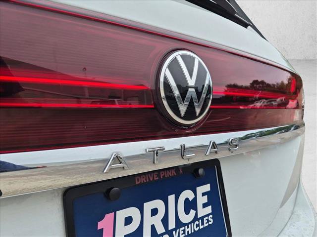 Used 2024 Volkswagen Atlas SE w/ Black Wheel Package FWD image 13