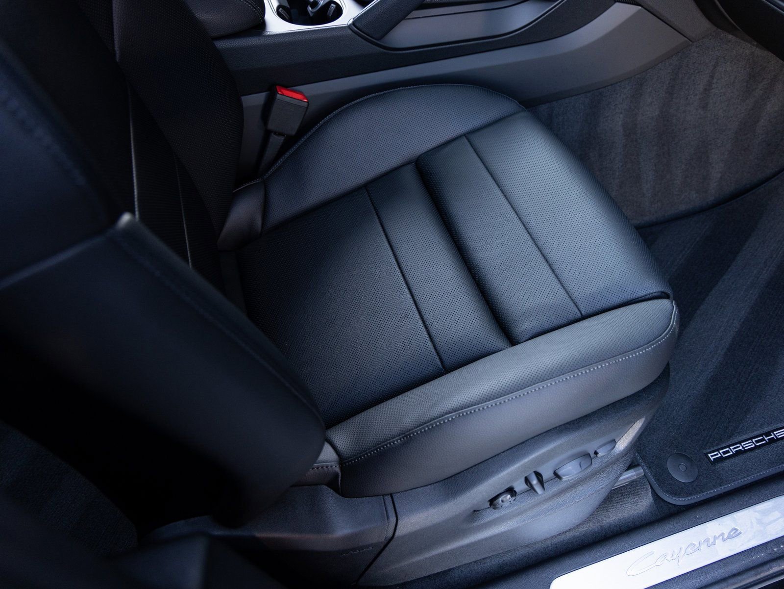 Certified 2026 Porsche Cayenne AWD/4WD image 34
