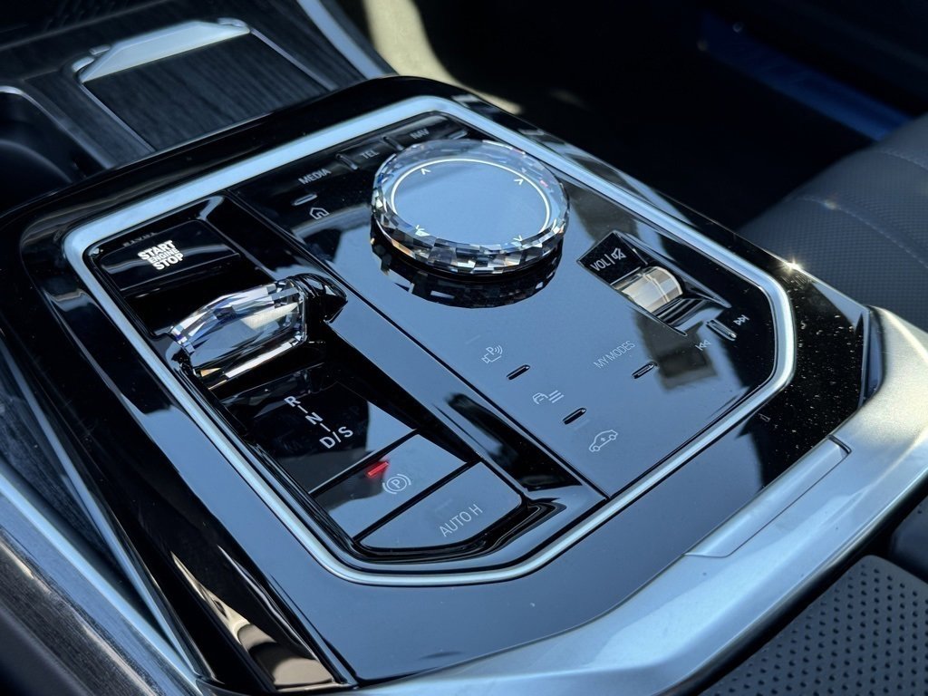 New 2026 BMW 750e xDrive w/ Premium Package image 26