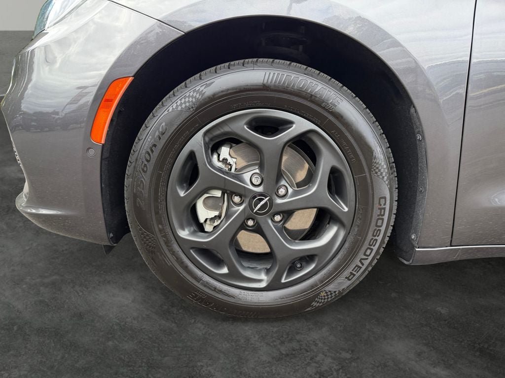 Used 2023 Chrysler Pacifica Touring-L w/ S Appearance Package FWD image 4