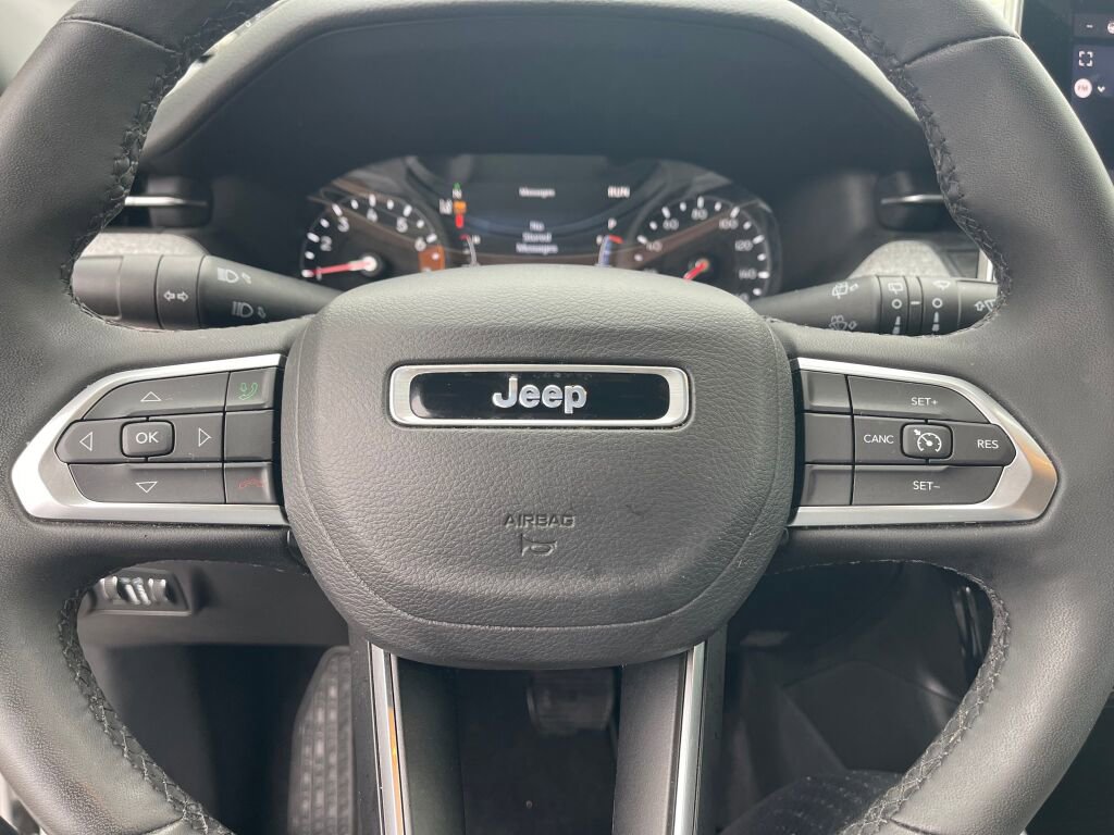 Used 2024 Jeep Compass Latitude image 14