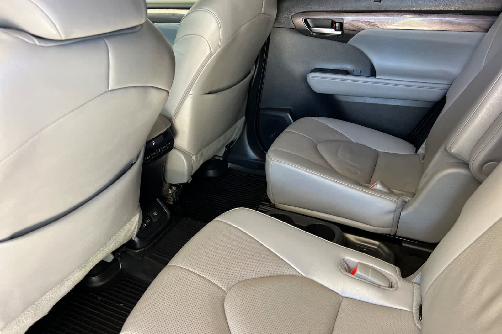 Used 2023 Toyota Highlander Limited AWD/4WD image 4