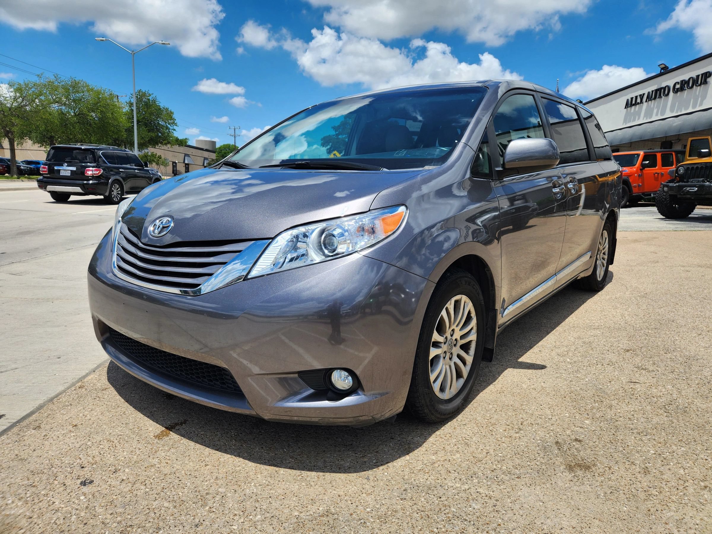 Used 2017 Toyota Sienna XLE w/ XLE Navigation Package FWD image 1