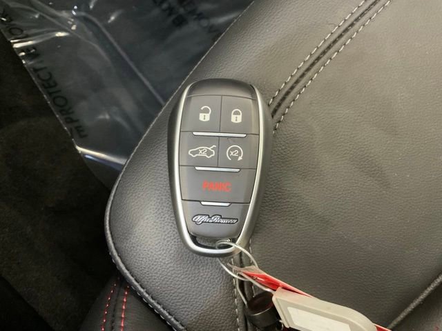 Used 2025 Alfa Romeo Giulia AWD image 27