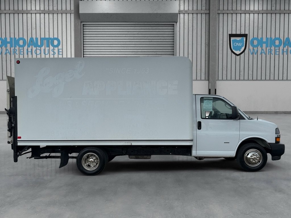 Used 2018 Chevrolet Express 3500 w/ Driver Convenience Package RWD image 5