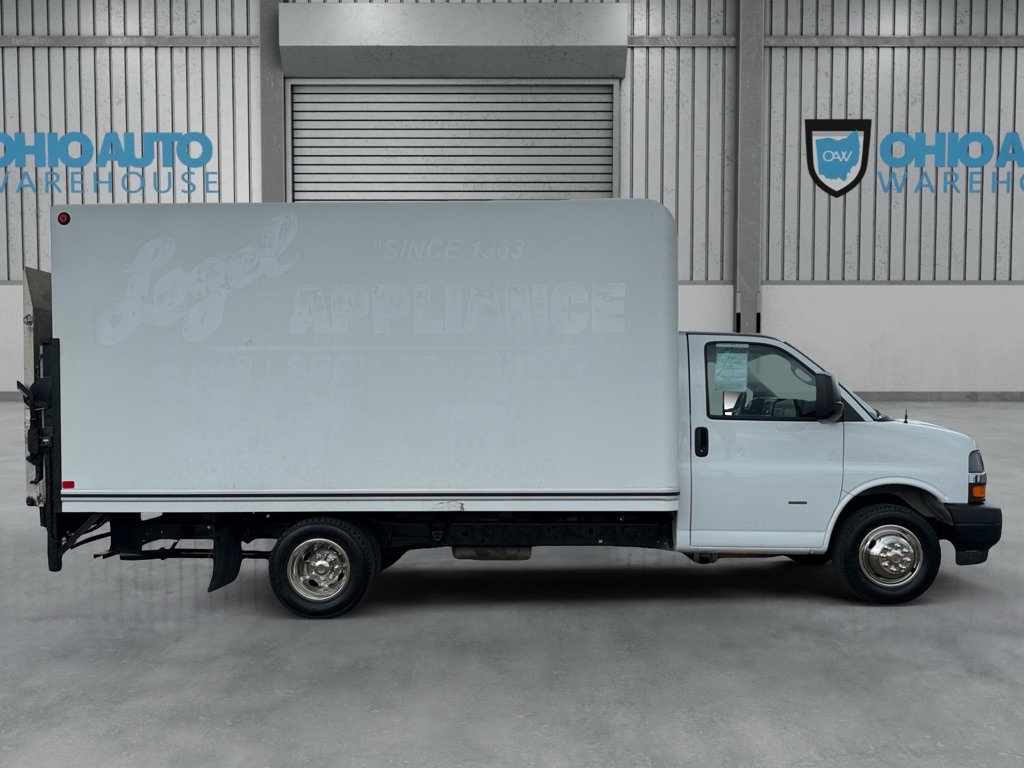 Used 2018 Chevrolet Express 3500 w/ Driver Convenience Package RWD image 5