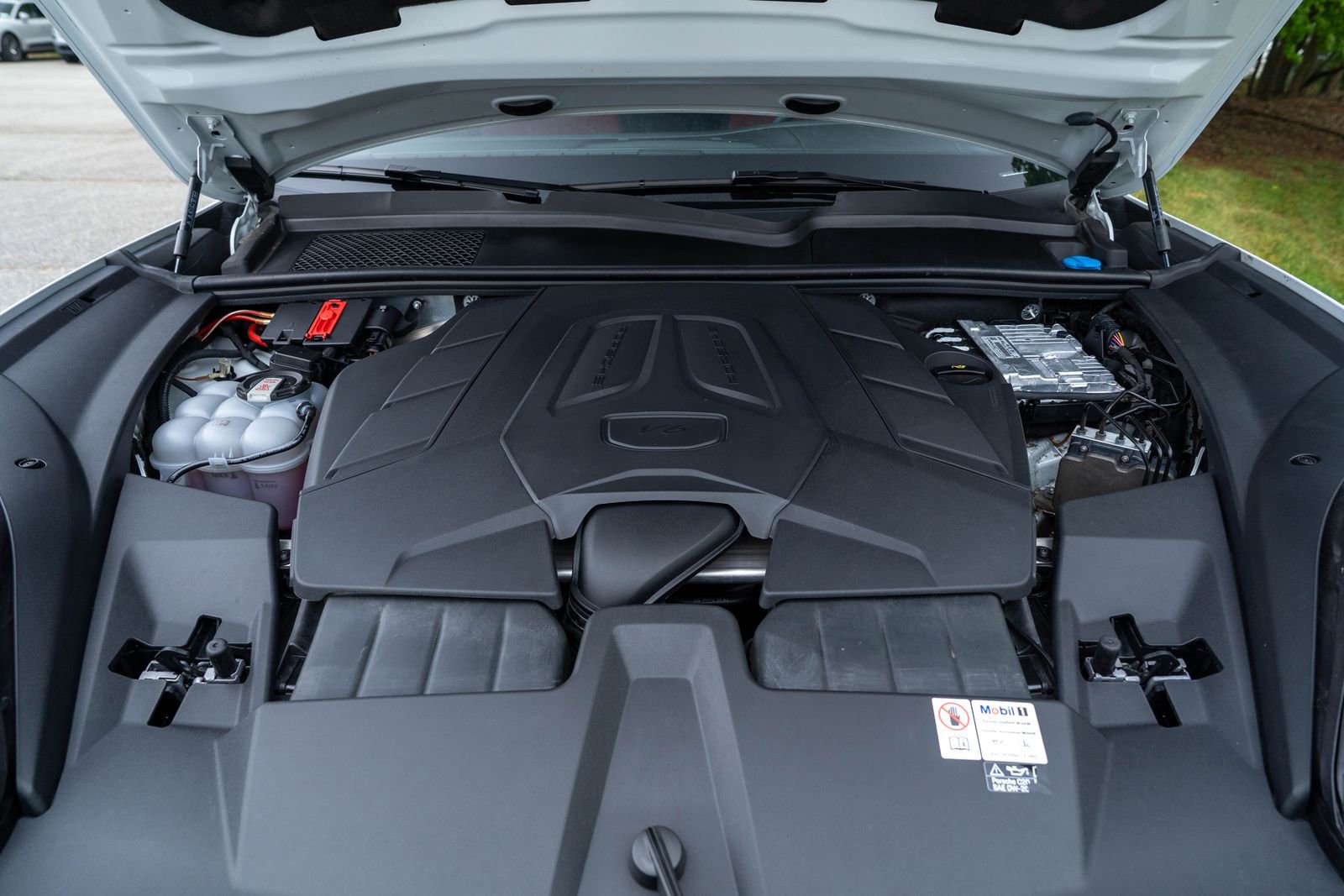 Certified 2024 Porsche Cayenne AWD/4WD image 18