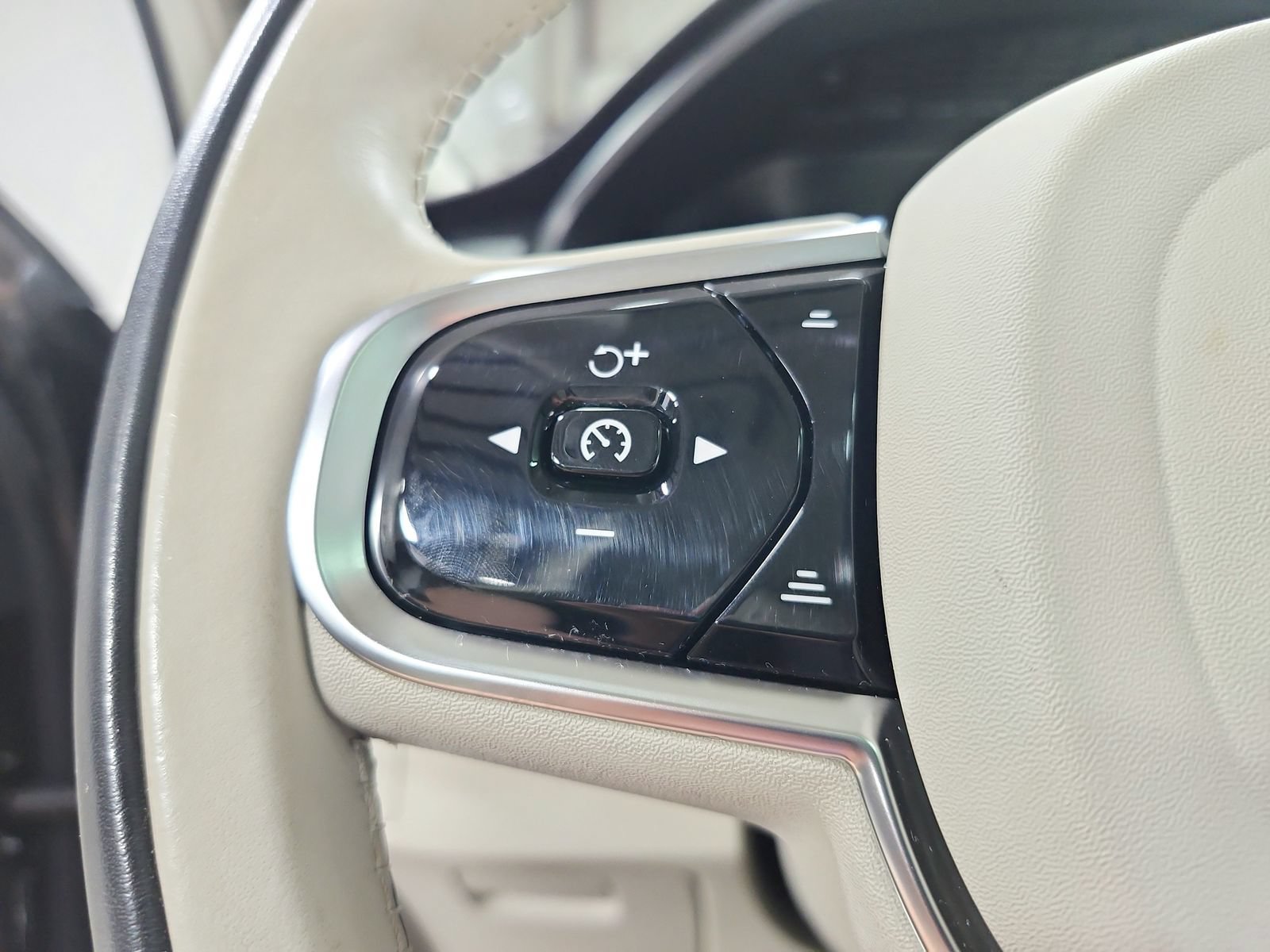 Used 2024 Volvo XC90 B5 Plus AWD/4WD image 26