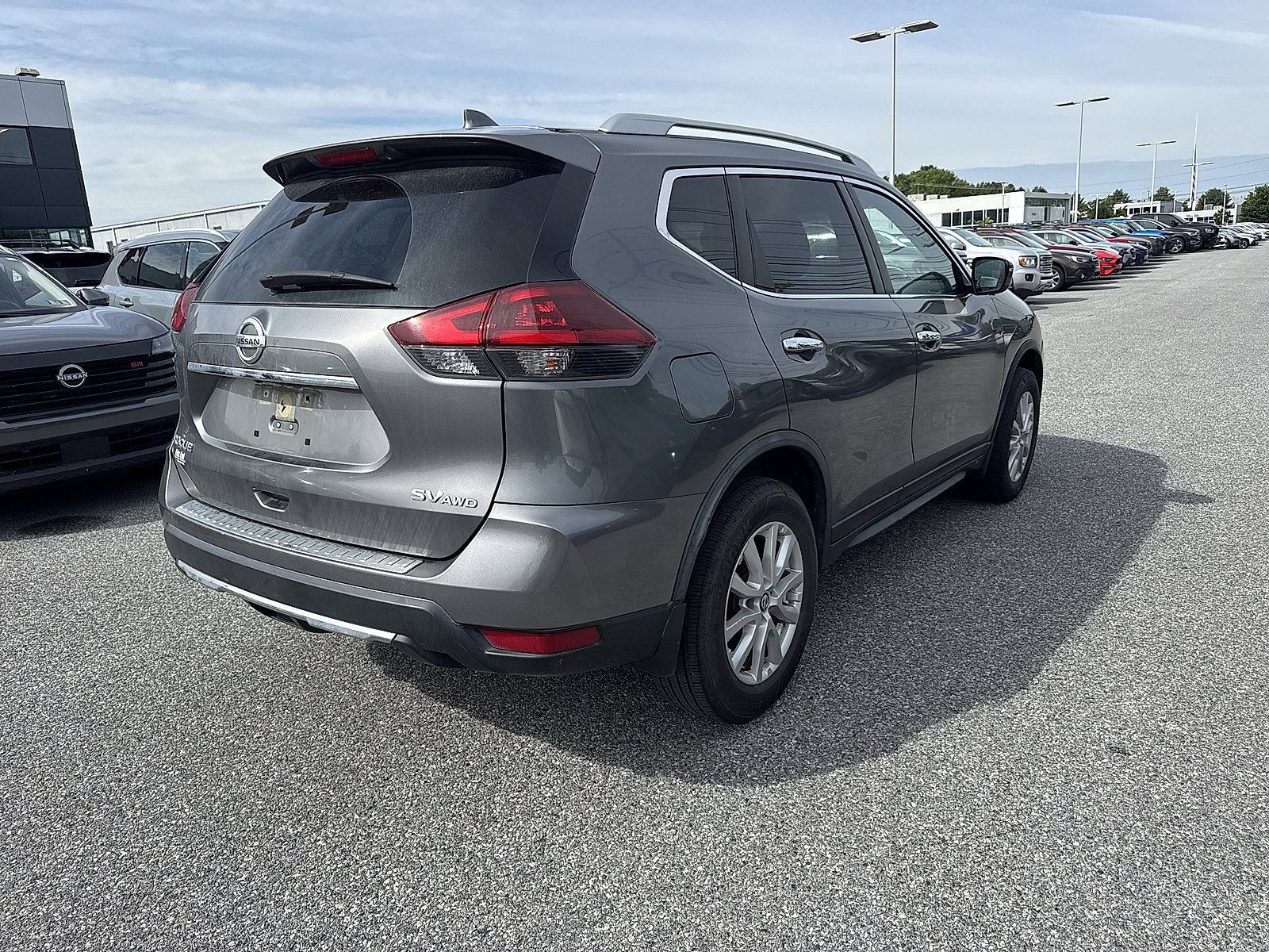 Used 2018 Nissan Rogue SV AWD/4WD image 3