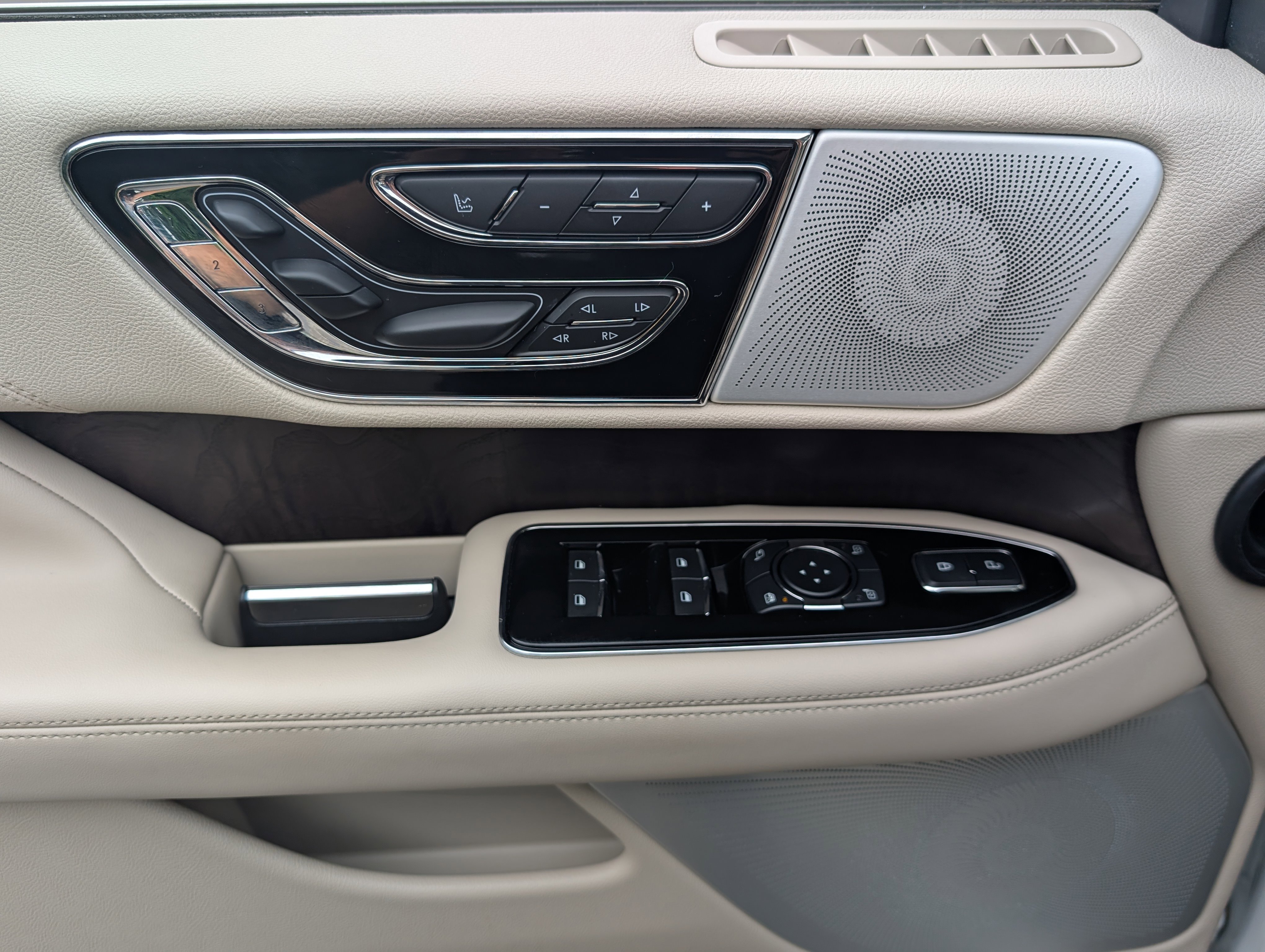 Used 2021 Lincoln Navigator Reserve w/ Luxury Package RWD image 11