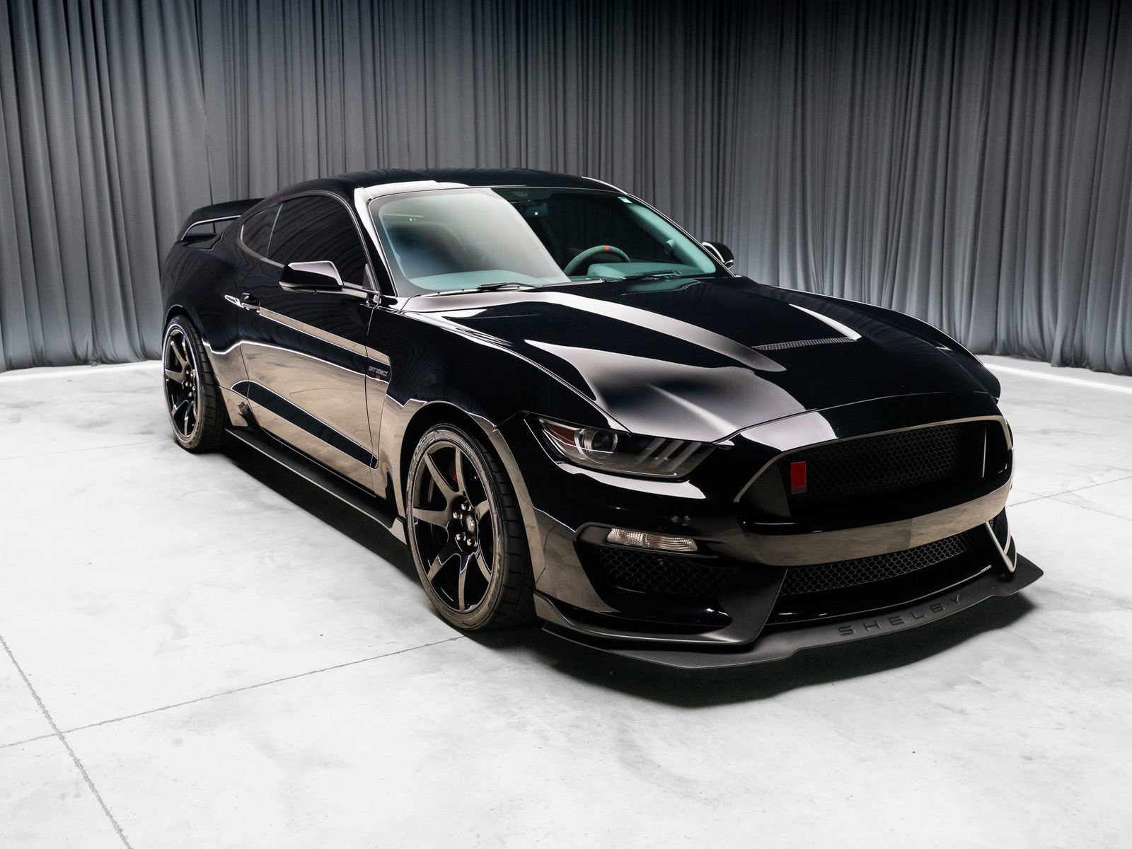 Used 2016 Ford Mustang Shelby GT350R w/ GT350R Equipment Group 920A RWD image 2