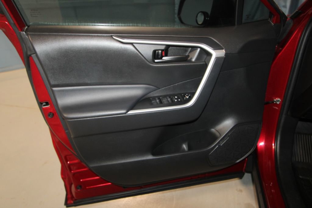 Used 2022 Toyota RAV4 LE image 5
