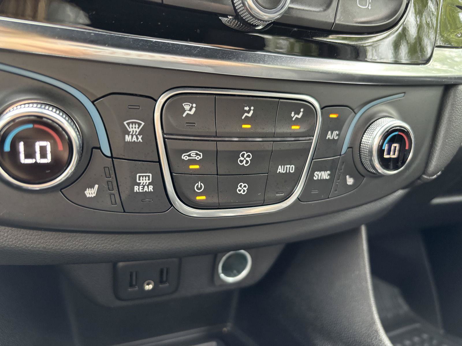 Used 2023 Chevrolet Traverse LT AWD/4WD image 23