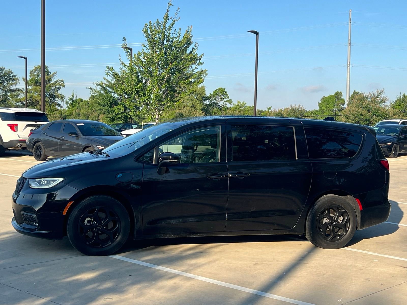 Used 2022 Chrysler Pacifica Touring-L w/ S Appearance Package FWD image 8
