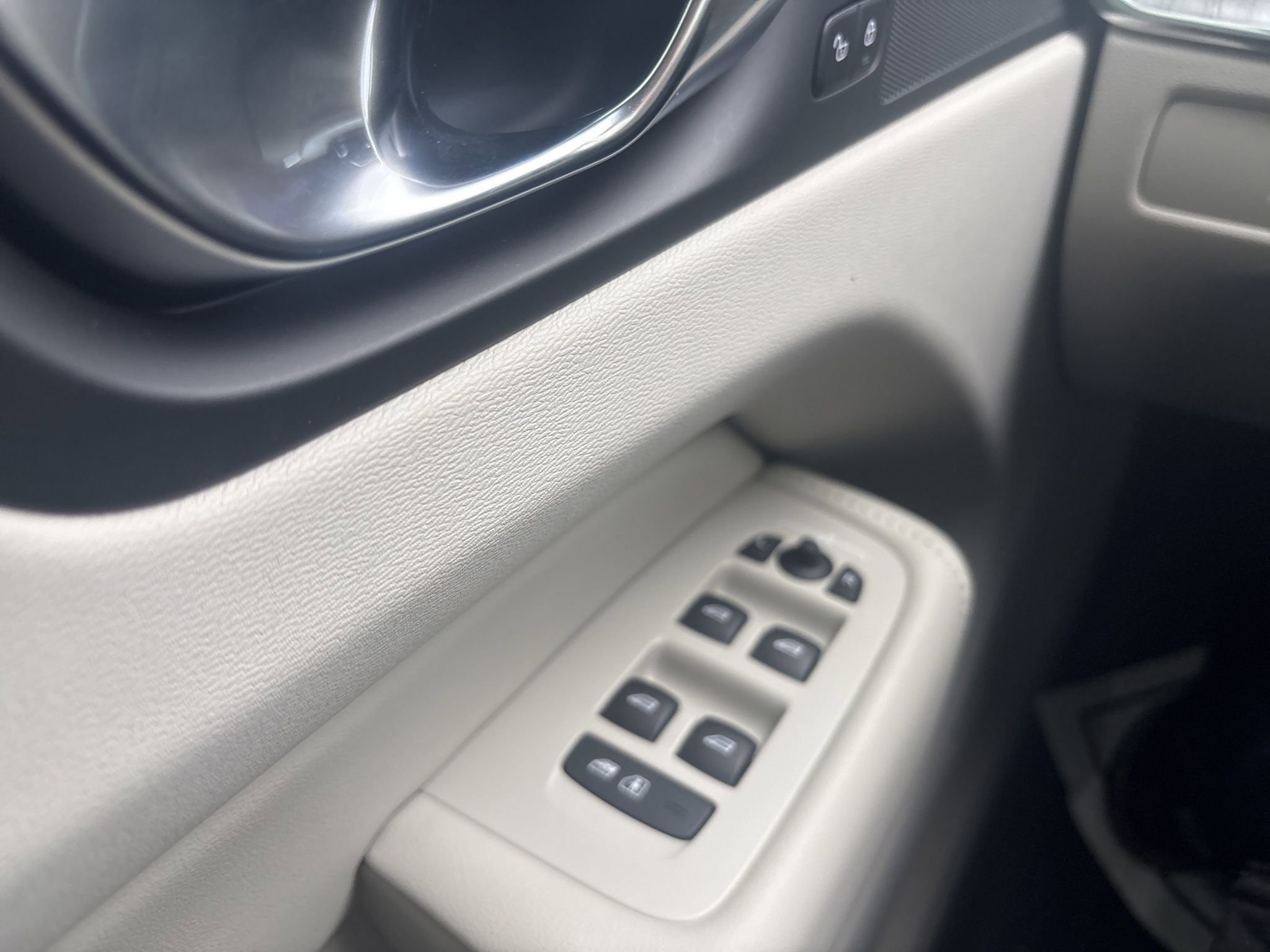 Used 2025 Volvo XC60 T8 Plus w/ Protection Package Premier image 29