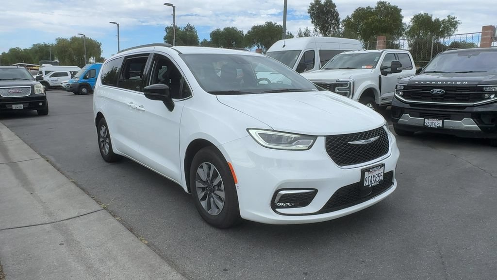 Used 2025 Chrysler Pacifica Select FWD image 3