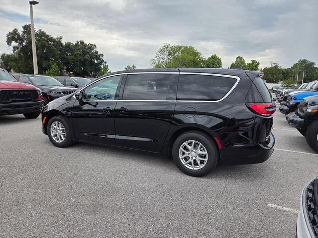 New 2027 Chrysler Pacifica Select FWD image 8