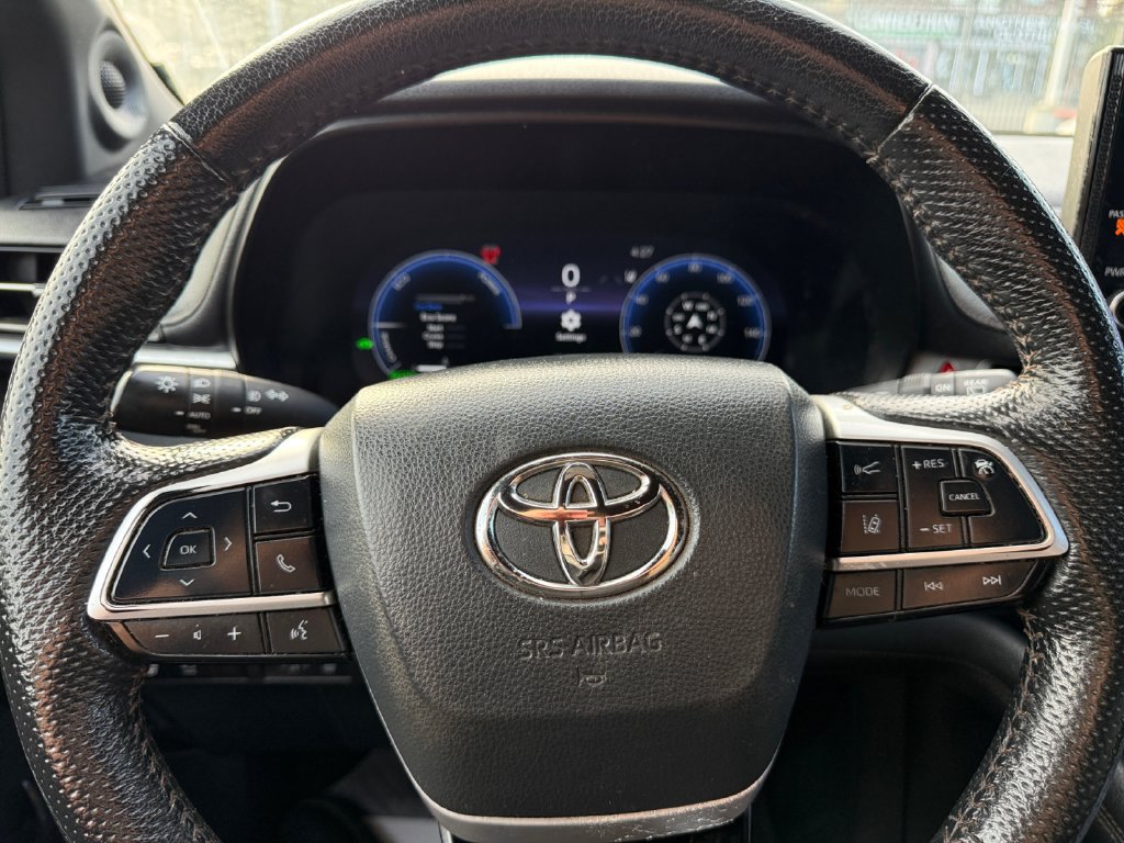 Used 2025 Toyota Sienna Platinum AWD/4WD image 36