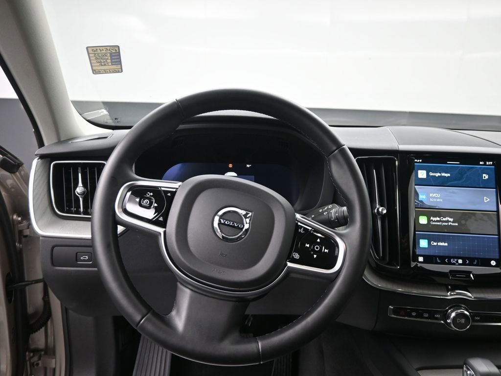 Used 2025 Volvo XC60 B5 Plus image 12