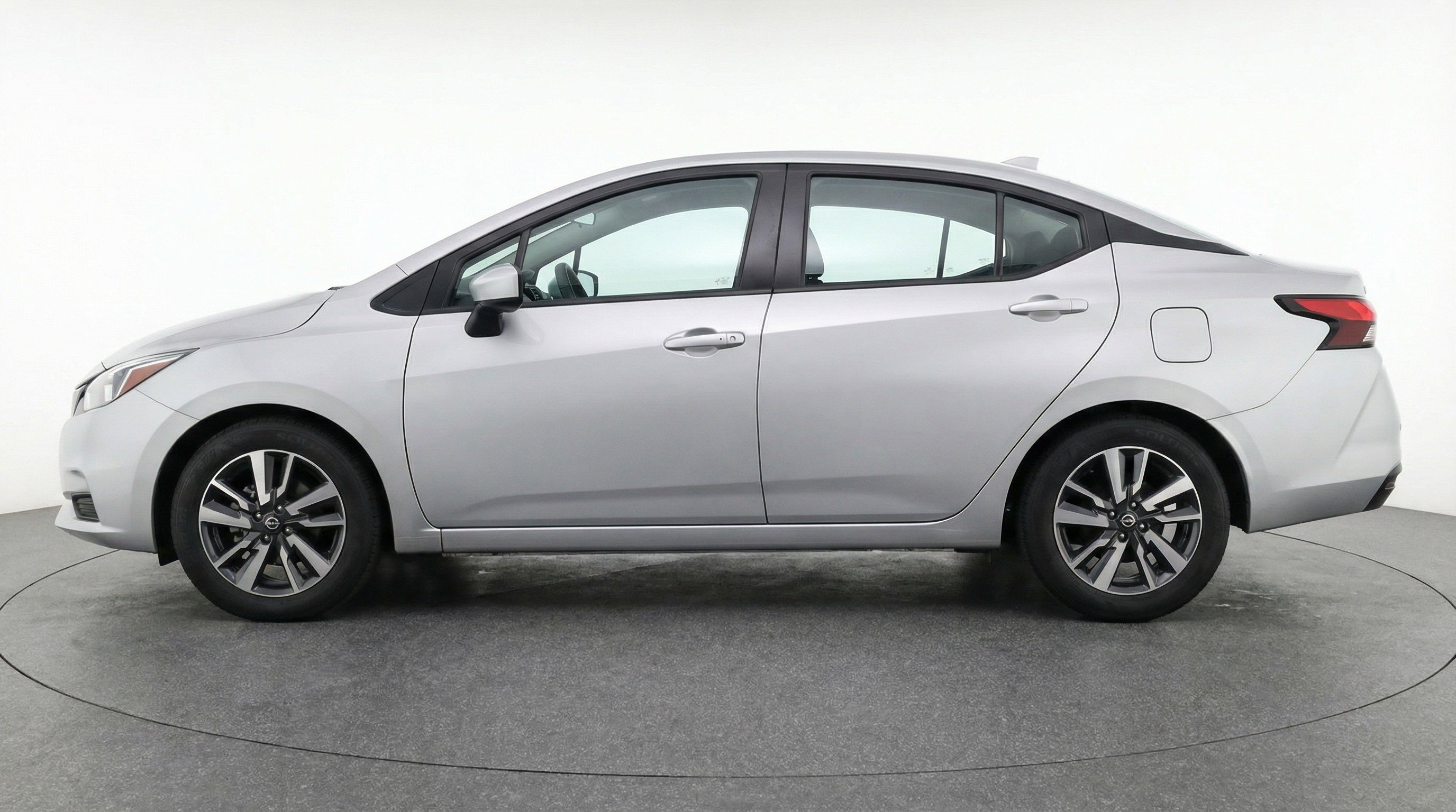 Used 2025 Nissan Versa SV FWD image 5
