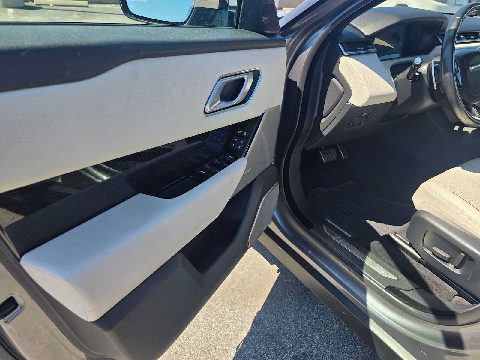 Used 2019 Land Rover Range Rover Velar R-Dynamic SE AWD/4WD image 24