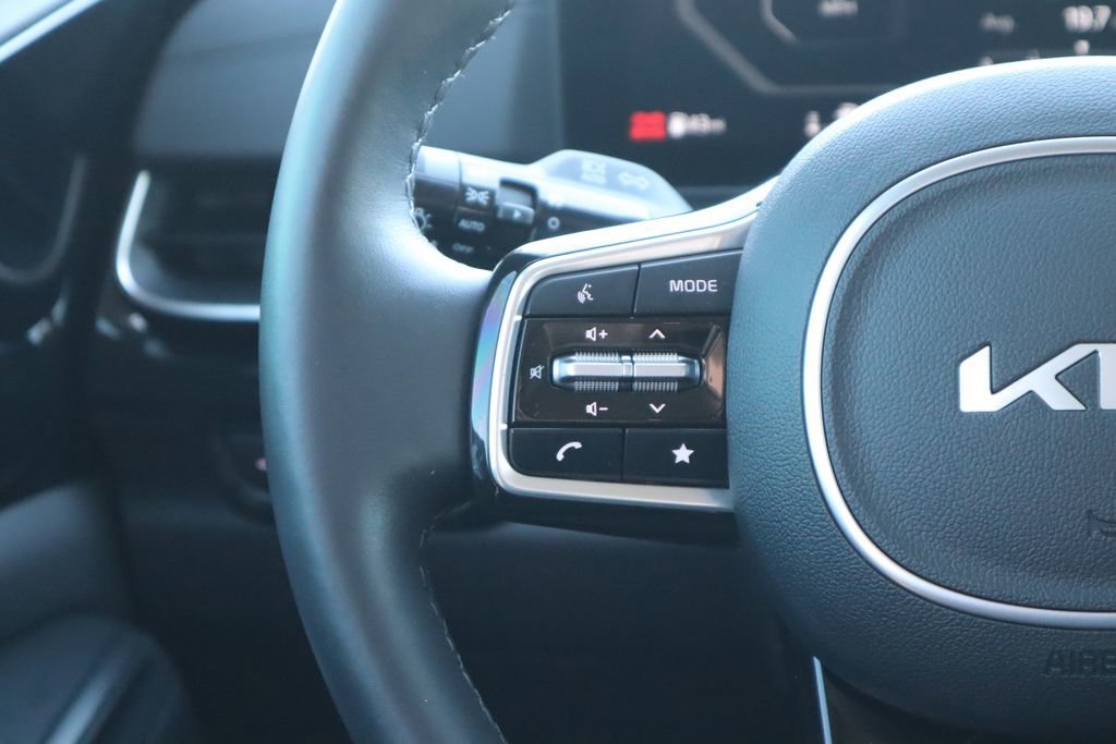 Used 2025 Kia Carnival SX Prestige image 11