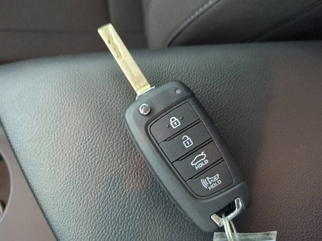 Used 2025 Hyundai Elantra SE FWD image 35
