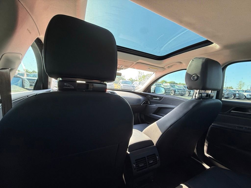 Used 2019 Jaguar XE Premium RWD image 25