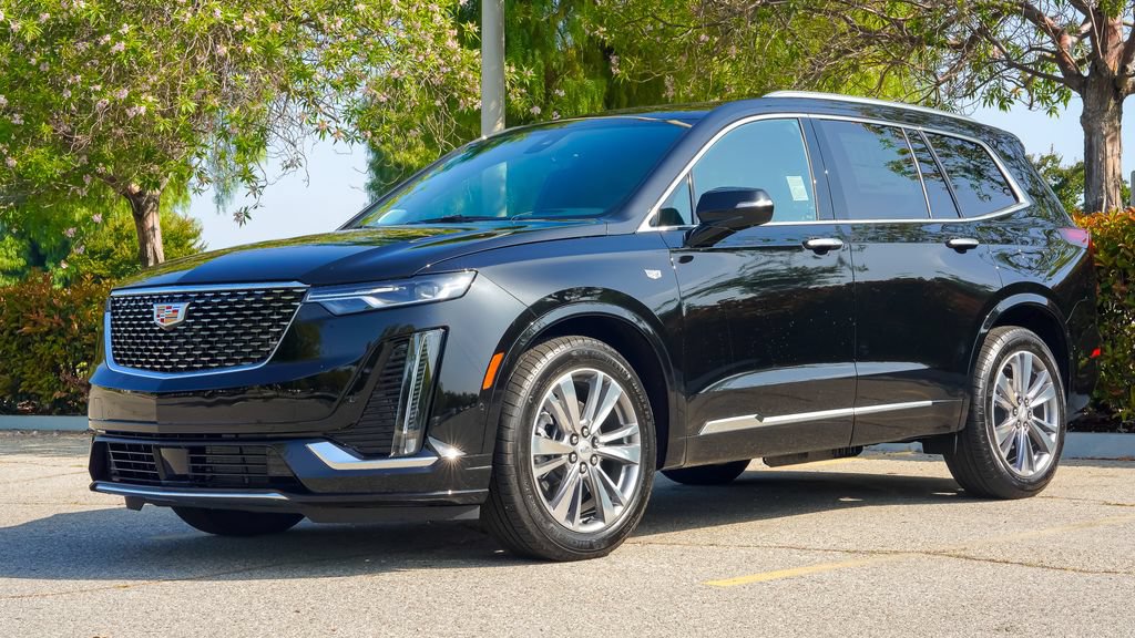 Used 2025 Cadillac XT6 Premium Luxury w/ Technology Package FWD image 3