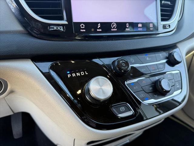 Used 2022 Chrysler Pacifica Touring-L FWD image 16