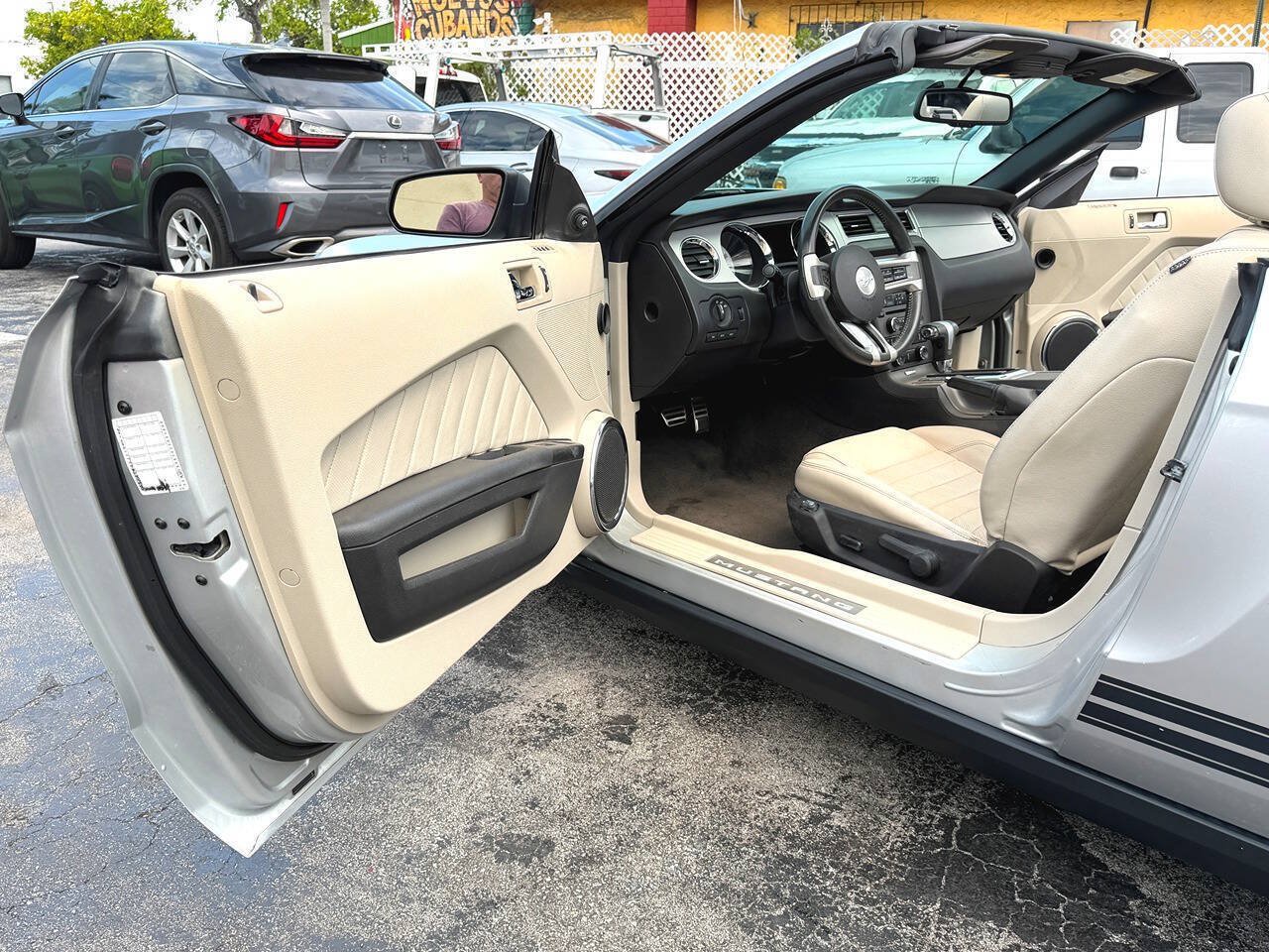 Used 2010 Ford Mustang Convertible RWD image 22