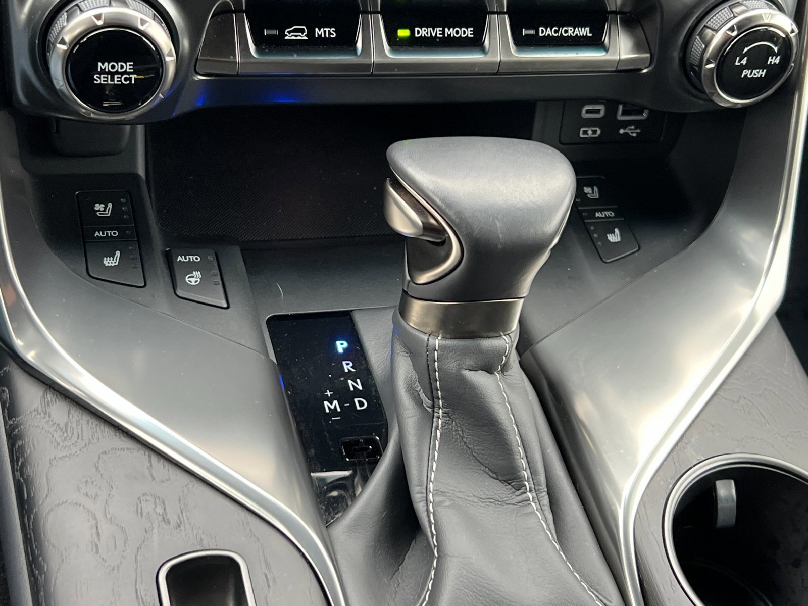 Used 2024 Lexus LX 600 4WD w/ Luxury Package image 21