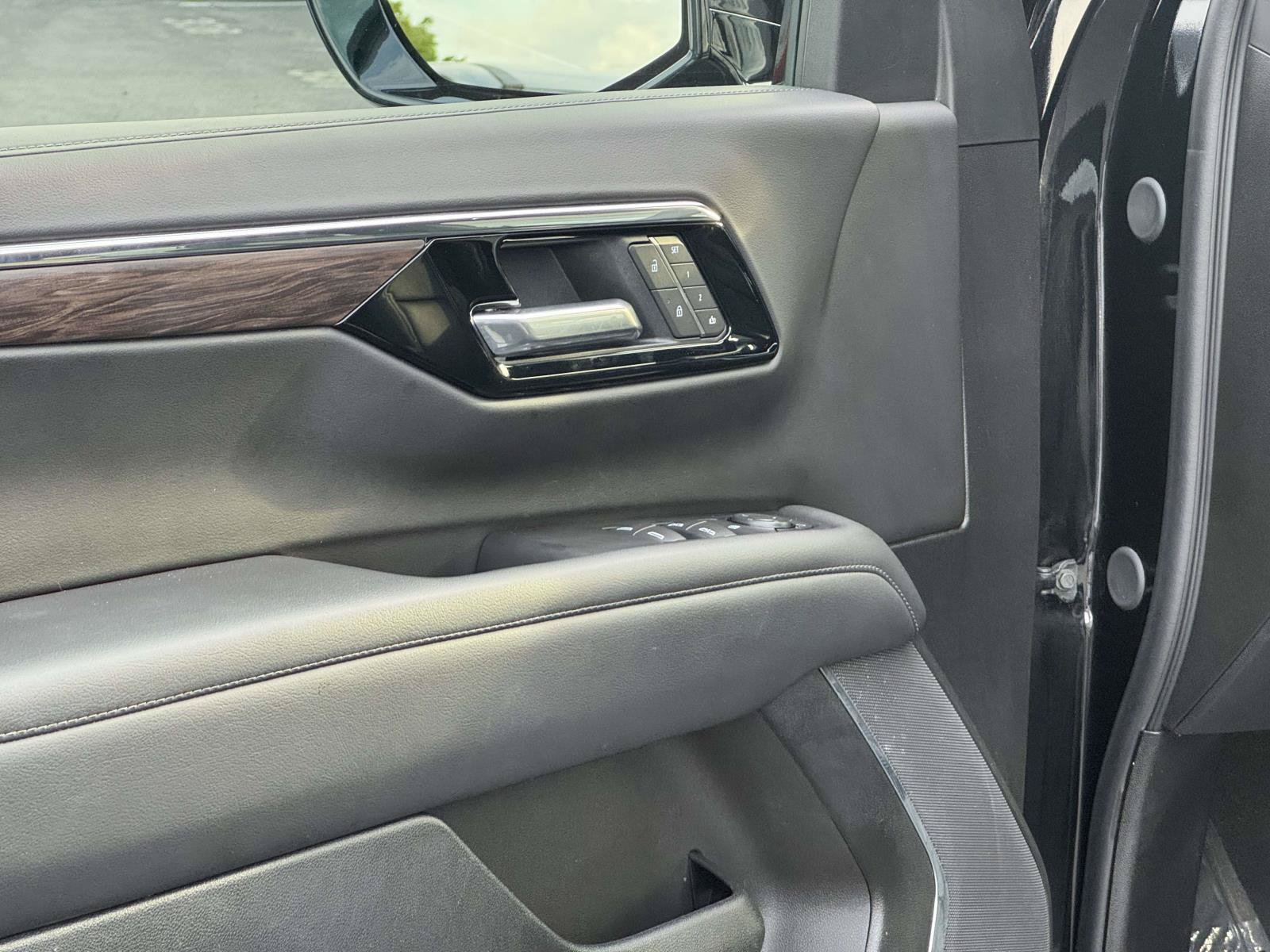Used 2025 Chevrolet Suburban Z71 AWD/4WD image 20