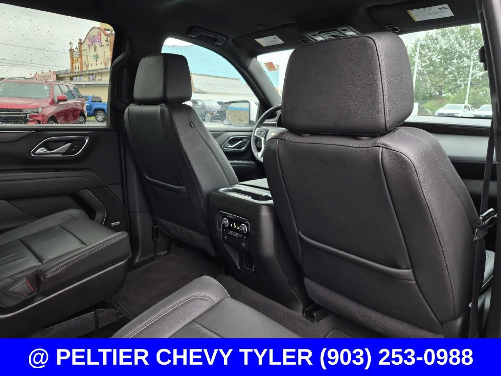 Used 2024 Chevrolet Suburban LT w/ Luxury Package RWD image 18