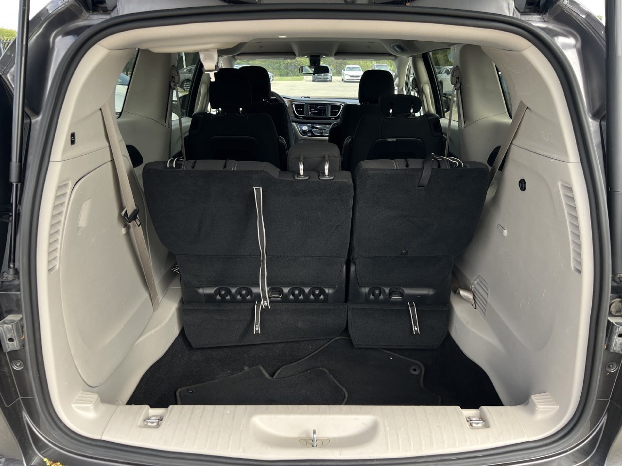 Used 2022 Chrysler Voyager LX FWD image 27