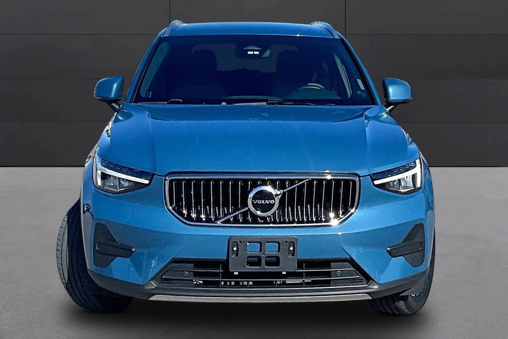 Used 2025 Volvo XC40 B5 Core AWD/4WD image 3