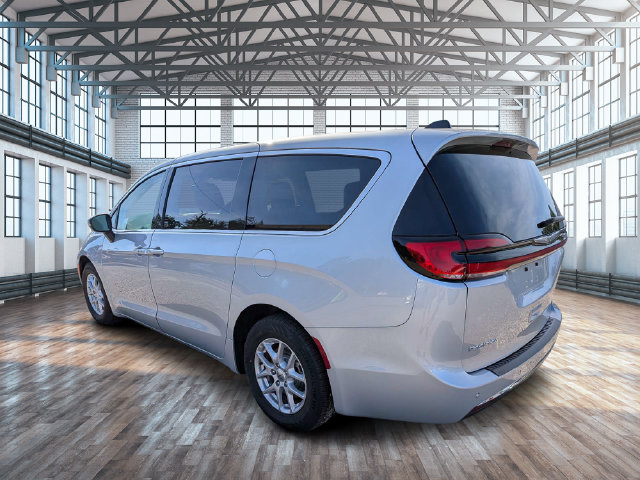Used 2023 Chrysler Pacifica Touring-L FWD image 5